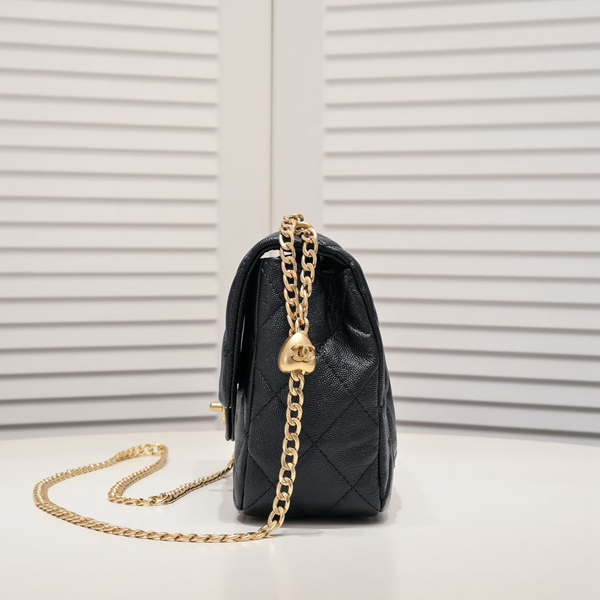 シャネルバッグ背面デザイン